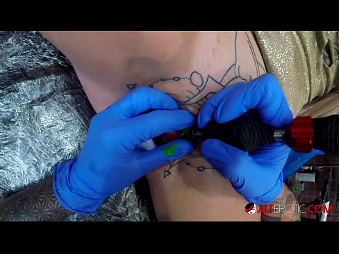❤️ Ekstremt tatovert hottie Sully Savage tok en tatovering på klitoris ❤ Hard porno hos oss no.xxxnd.ru